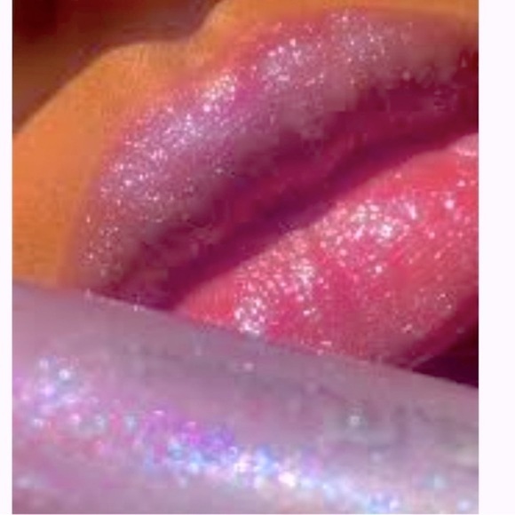 R.E.M Beauty On Your Collar Plumping Lipgloss in Chuckie BNIB - Picture 7 of 16